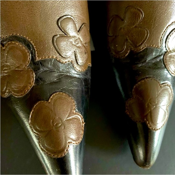 Vintage Chanel Camellia Flower Pointed Toe Brown/Black Heeled Boots, Chanel Box - Picture 4 of 11